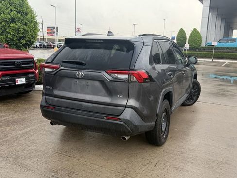 Used 2021 Toyota RAV4 LE FWD image 5