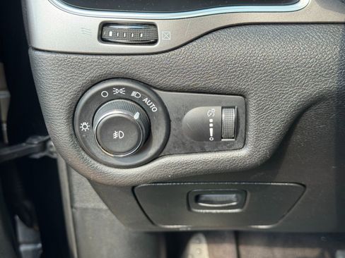 Used 2019 Jeep Cherokee Latitude w/ Popular Appearance Group FWD image 16