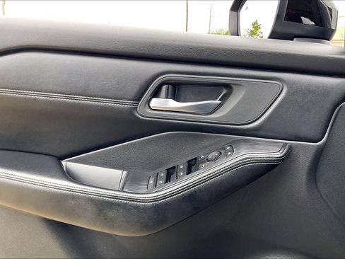 Used 2025 Nissan Rogue SV w/ SV Premium Package FWD image 34