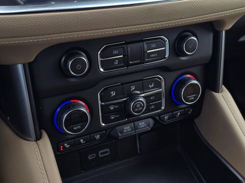 Used 2024 Chevrolet Suburban Premier image 31