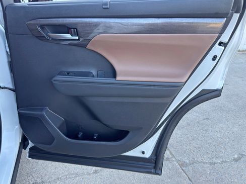 Used 2025 Toyota Highlander Limited image 49