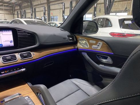 Used 2025 Mercedes-Benz GLS 450 4MATIC w/ AMG Line Exterior image 4