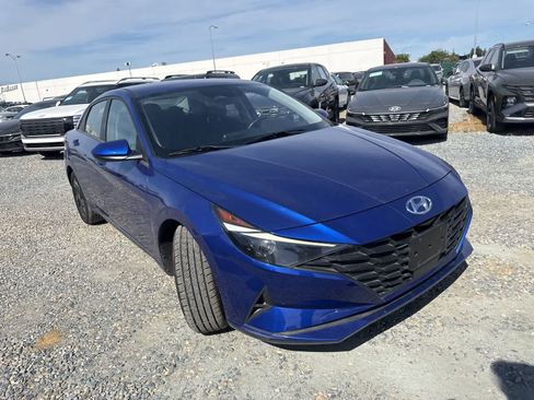 Used 2021 Hyundai Elantra SEL w/ Convenience Package FWD image 3