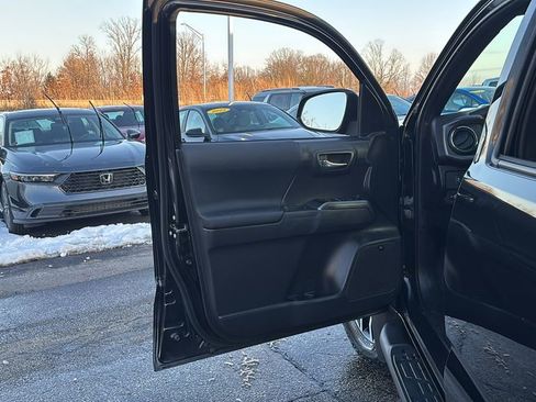 Used 2023 Toyota Tacoma TRD Sport image 11