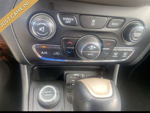 Used 2014 Jeep Cherokee Latitude w/ Comfort/Convenience Group AWD/4WD image 8