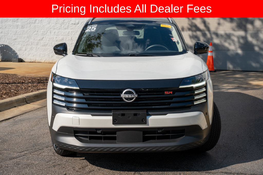 Used 2025 Nissan Kicks SR AWD/4WD image 2