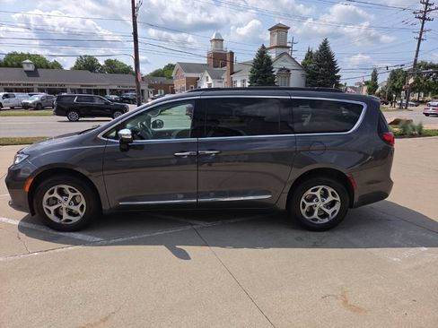 Used 2023 Chrysler Pacifica Limited w/ Uconnect Theater Family Group AWD/4WD image 7