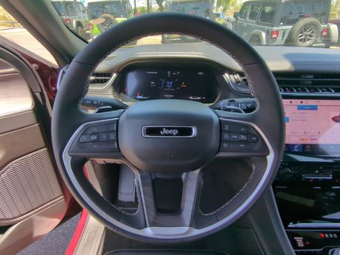 New 2025 Jeep Grand Cherokee Limited image 9