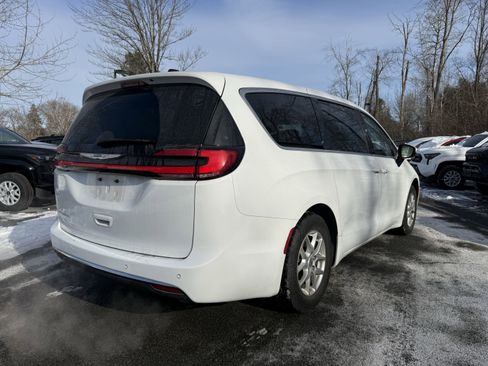 Used 2023 Chrysler Pacifica Touring-L image 6