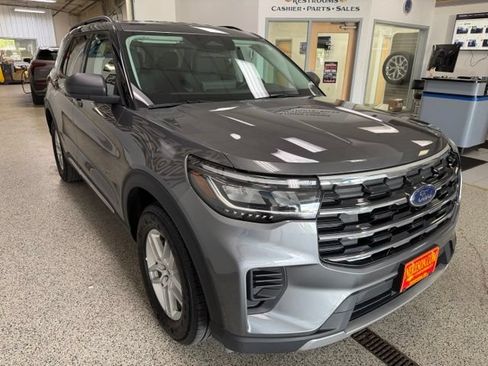Used 2025 Ford Explorer Active AWD/4WD image 4