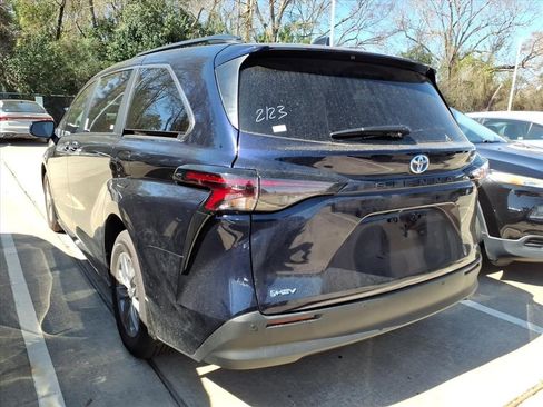 Used 2025 Toyota Sienna XLE image 2