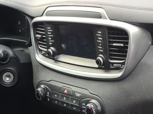Used 2019 Kia Sorento FWD image 8