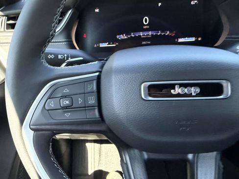 Used 2025 Jeep Grand Cherokee Laredo X w/ Luxury Tech Group I AWD/4WD image 39