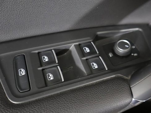 Used 2020 Volkswagen Tiguan SE image 36