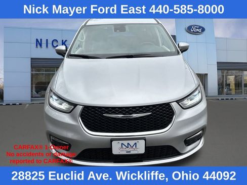 Used 2023 Chrysler Pacifica Touring-L image 2