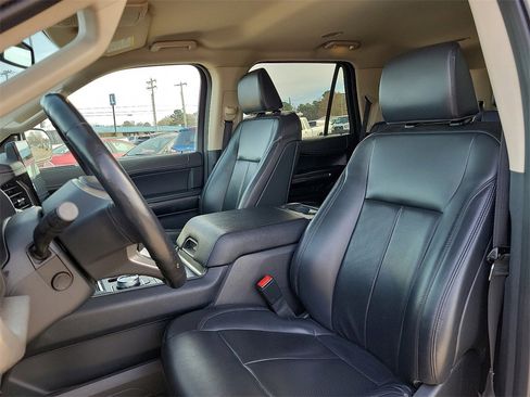 Used 2022 Ford Expedition XLT image 12