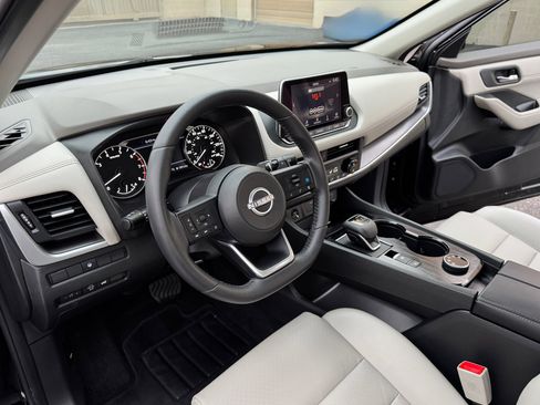 Used 2024 Nissan Rogue SV w/ SV Premium Package image 14