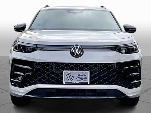 New 2026 Volkswagen Tiguan SE R-Line image 3