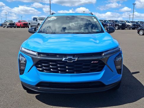 Used 2024 Chevrolet Trax RS w/ Sunroof Package FWD image 2