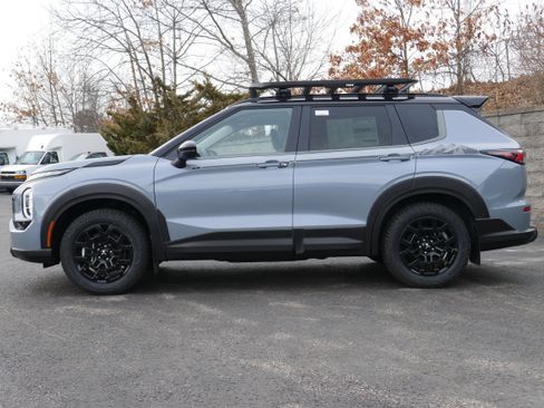 Used 2025 Mitsubishi Outlander AWD image 3