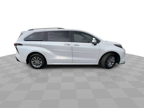 Used 2025 Toyota Sienna XLE AWD/4WD image 9