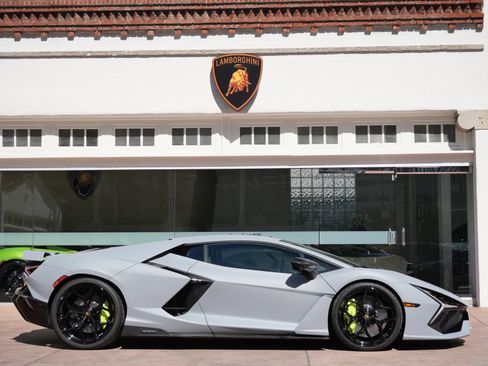 Used 2025 Lamborghini Revuelto AWD/4WD image 2