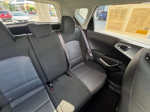 Used 2025 Kia Soul LX w/ LX Technology Package FWD image 35