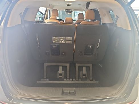Used 2024 Kia Carnival EX image 40