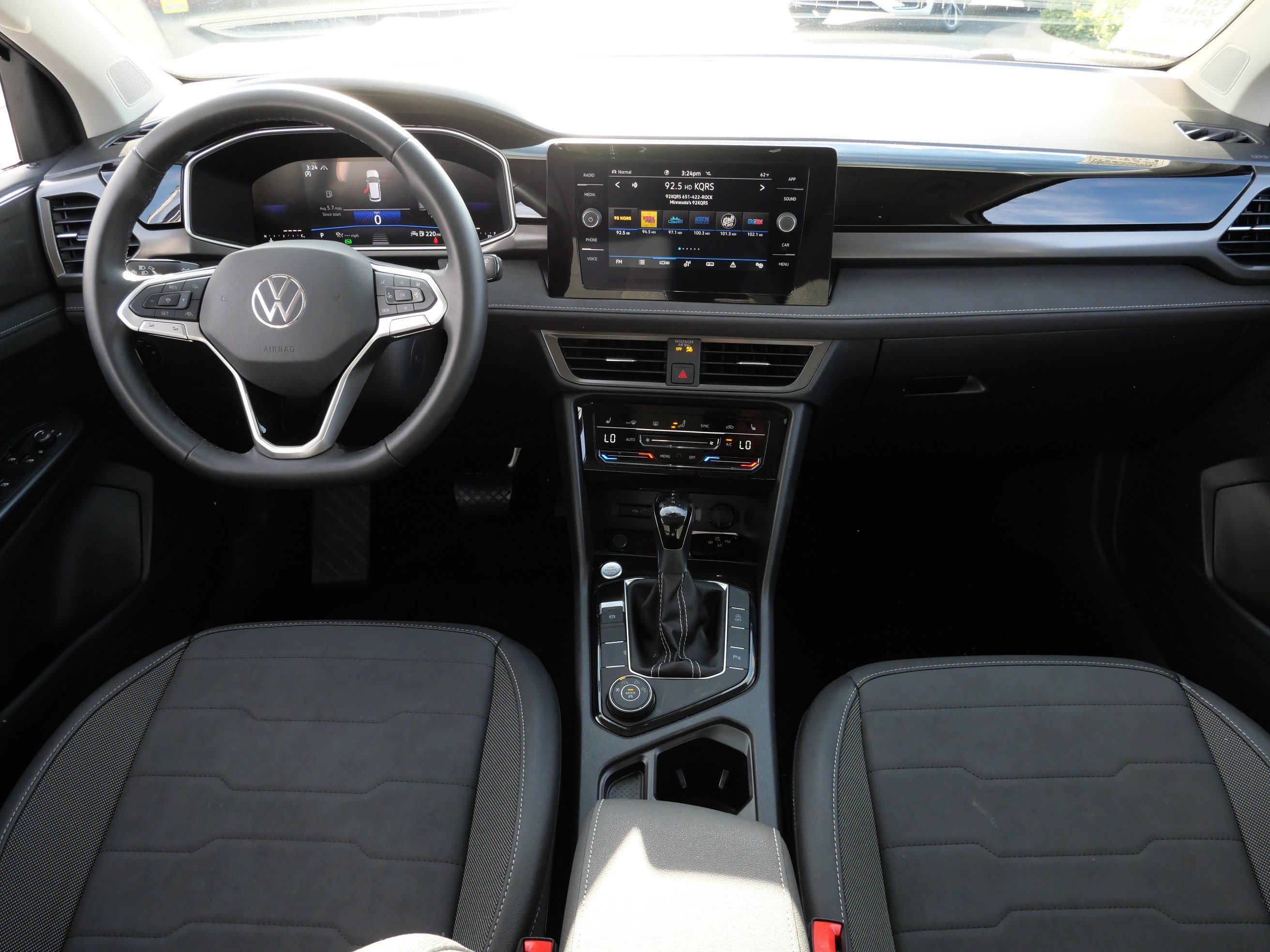 Certified 2025 Volkswagen Taos SE AWD/4WD image 10