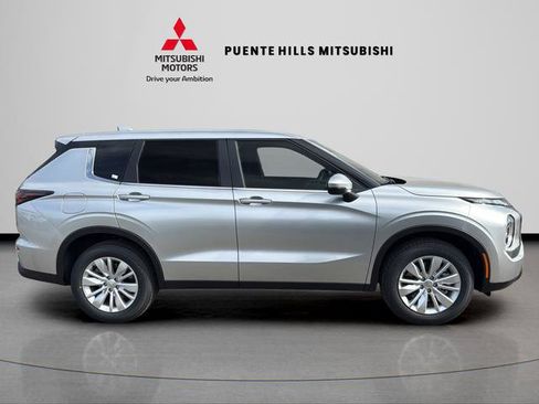 New 2026 Mitsubishi Outlander ES image 4