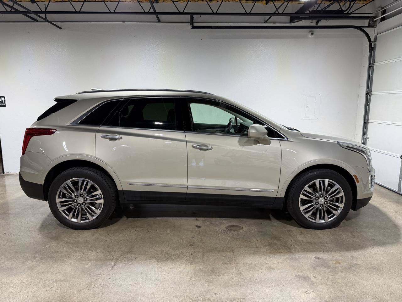 Used 2017 Cadillac XT5 Premium Luxury AWD/4WD image 5