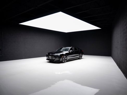 Used 2023 BMW i7 xDrive60 w/ Executive Package 2 image 88