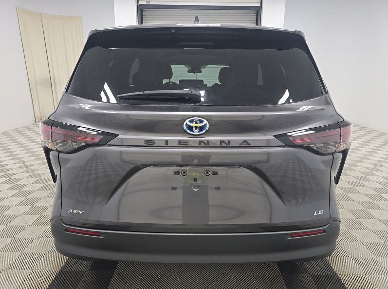 Used 2025 Toyota Sienna LE FWD image 7