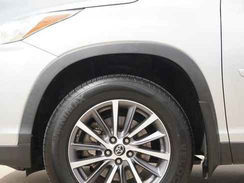 Used 2019 Toyota Highlander XLE image 5