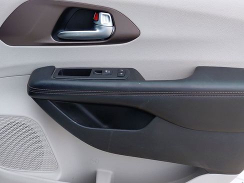 Used 2019 Chrysler Pacifica Touring-L Plus w/ Tire & Wheel Group FWD image 14