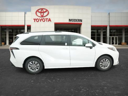 New 2026 Toyota Sienna XLE FWD image 15