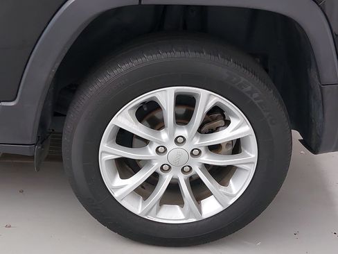 Used 2021 Jeep Cherokee Latitude FWD image 33