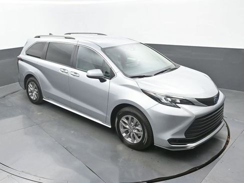 Used 2025 Toyota Sienna LE image 13