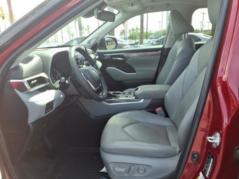 Used 2022 Toyota Highlander Limited FWD image 16