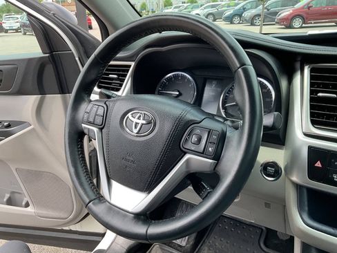 Used 2016 Toyota Highlander XLE AWD/4WD image 18