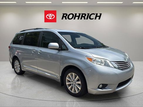 Used 2015 Toyota Sienna XLE w/ XLE Navigation Package AWD/4WD image 4