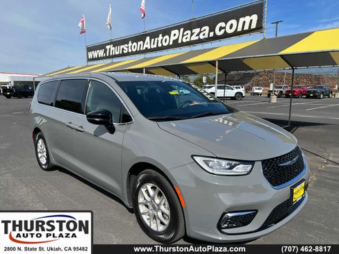 Used 2025 Chrysler Pacifica Select FWD image 1