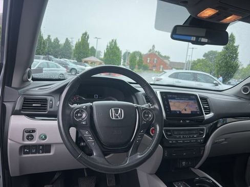 Used 2018 Honda Pilot Touring image 19