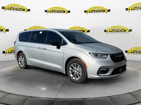 New 2026 Chrysler Pacifica Limited image 7