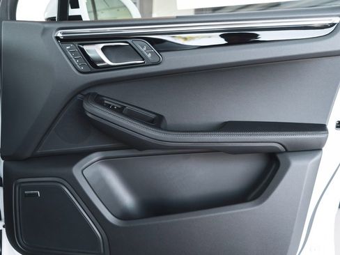 New 2026 Porsche Macan image 32