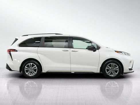 Used 2023 Toyota Sienna XSE AWD/4WD image 6
