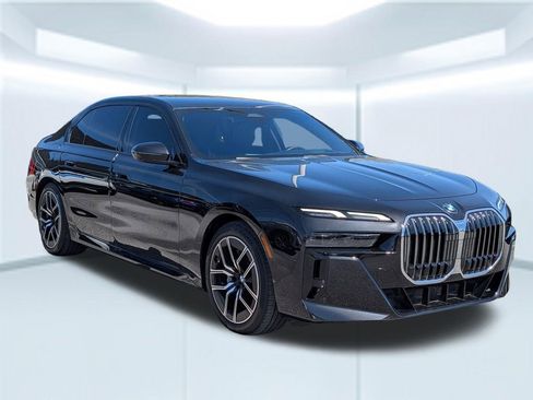 Used 2024 BMW 740i xDrive image 3