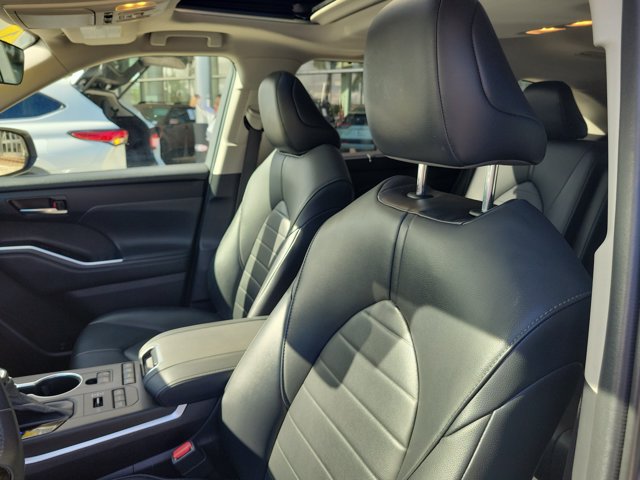 Used 2021 Toyota Highlander XLE AWD/4WD image 24