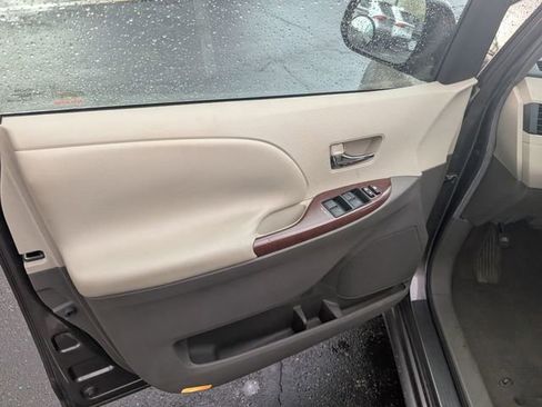 Used 2011 Toyota Sienna XLE FWD image 11