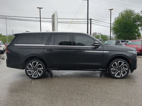 New 2026 Lincoln Navigator L Reserve AWD/4WD image 2
